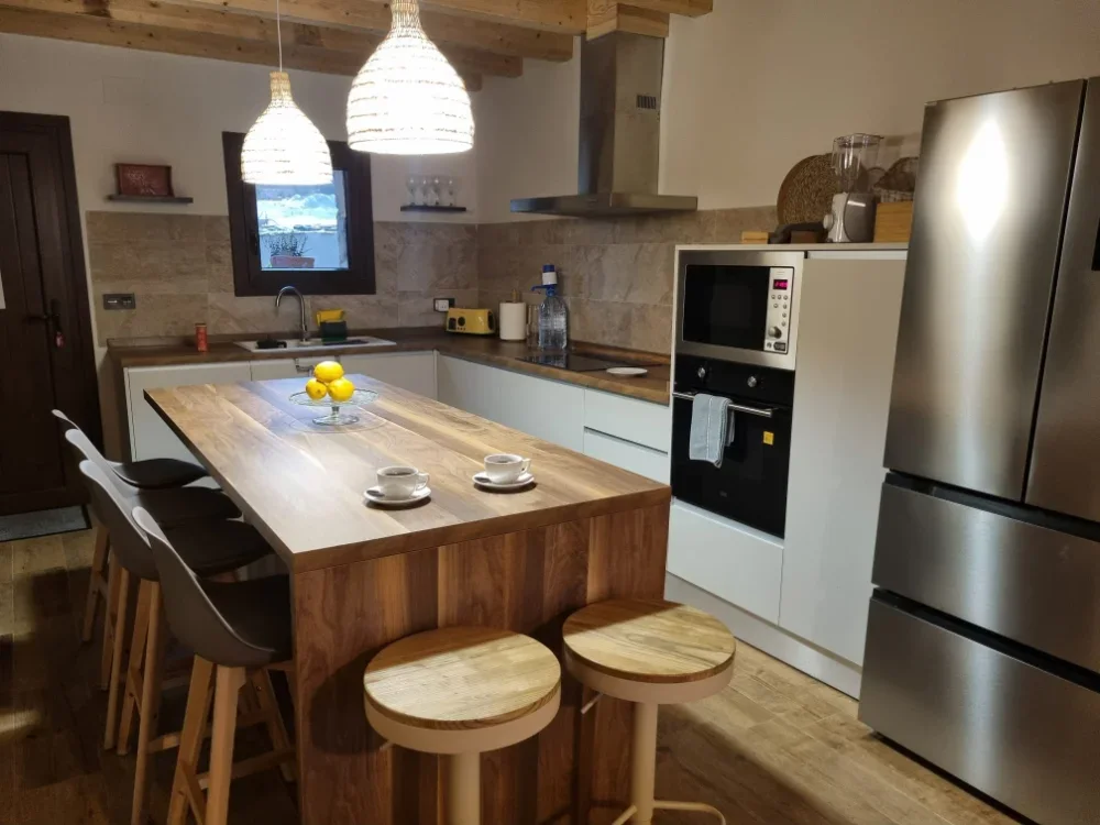 La cocina, equipada para grupos