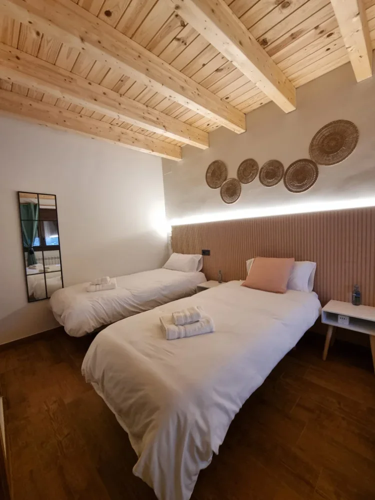Habitación con cama de matrimonio