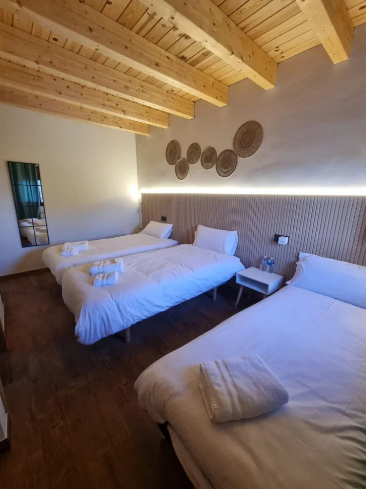 Habitación con tres camas