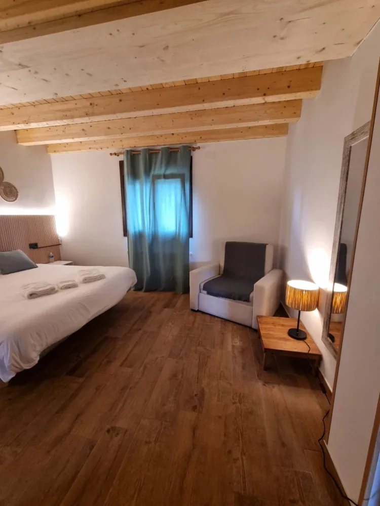Suite con sofá junto a la ventana