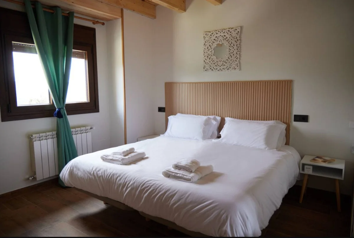 Habitación con cortinas verdes