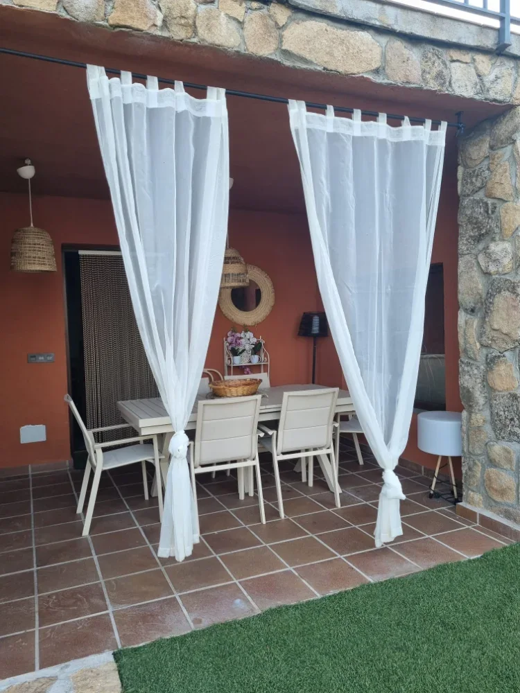 La mesa del jardín, con cortinas