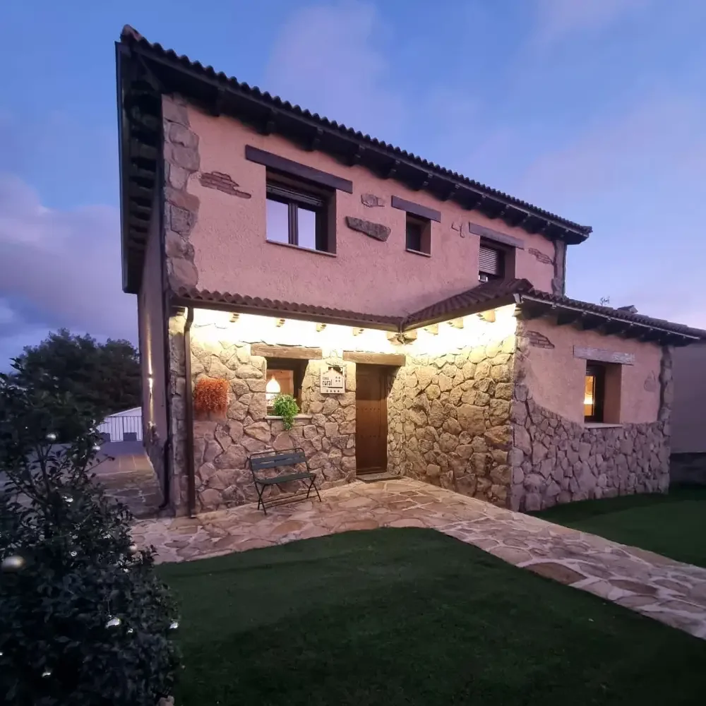 La casa iluminada de noche